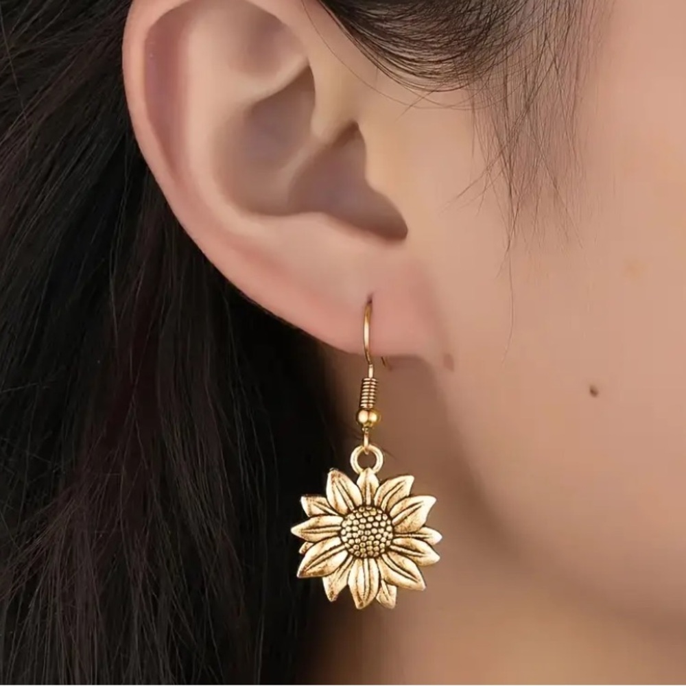 NEW Dainty Sunflower dangle Earrings in Gold color - Boutique